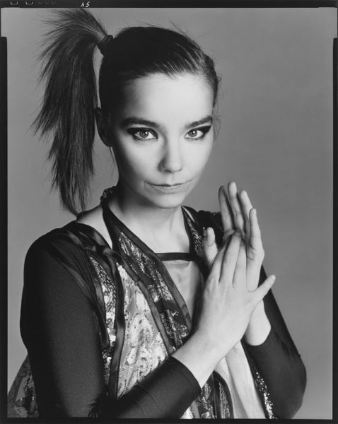 Our favorite soprano, Björk looks flawless in her spontaneous stance.
